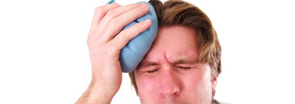 uomo con mal di testa